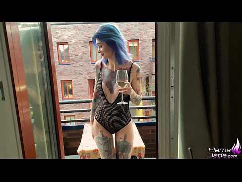 ❤️ Nwa agbọghọ mara mma na-aṅụ mmanya na-ekpo ọkụ na-ekpo ọkụ n'okpuru mbara igwe mepere emepe ❤️ Anal porn